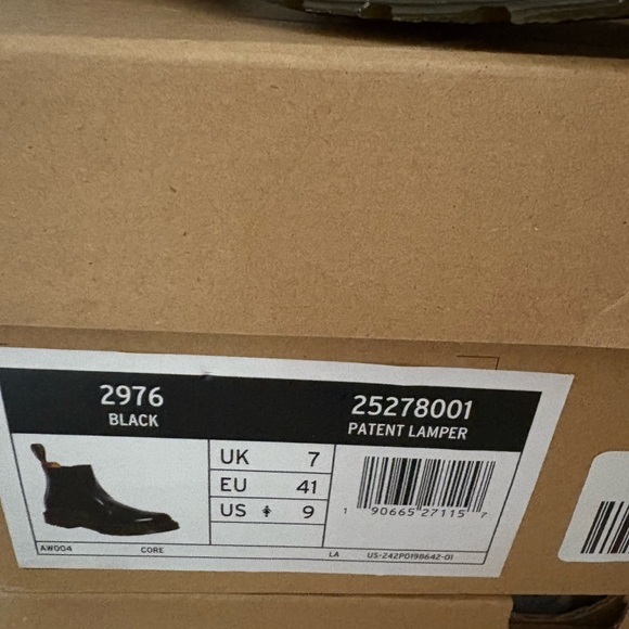 NEW IN BOX - Dr. Martens Women's 2976 Patent Leather Boot, size 9 - Picture 2 of 7
